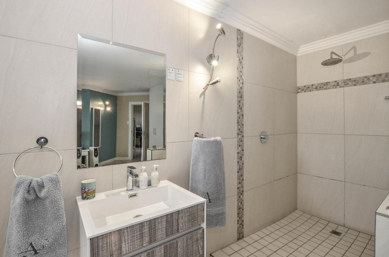 Atlantic Breeze Hotel Cape Town Exterior photo